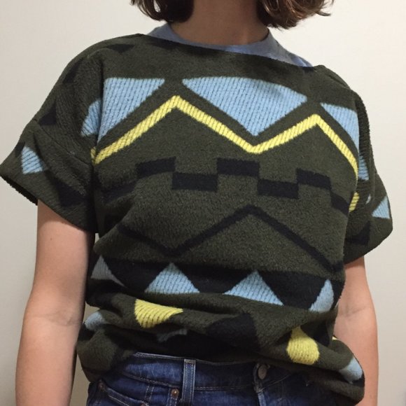 Interesting short-sleeved sweater- MOVING SALE - Picture 3 of 6